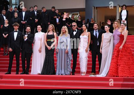 (Da sinistra a destra) Hayes Costner, Alejandro Edda, Jena Malone, Georgia MacPhail, Sienna Miller, Kevin Costner, Wase Chief, Luke Wilson, Ella Hunt, Abbey Lee Kershaw e Isabelle Fuhrman assistono alla première Horizon: an American Saga durante il 77° Festival di Cannes a Cannes, in Francia. Data foto: Domenica 19 maggio 2024. Foto Stock