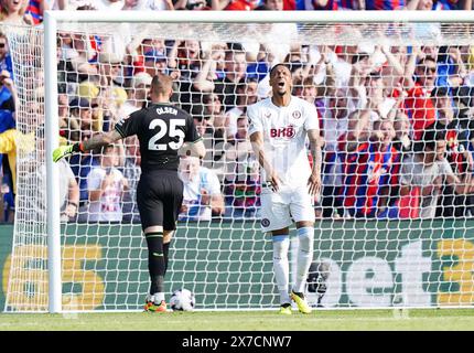 L'Ezri Konsa dell'Aston Villa reagisce dopo che l'Eberechi Eze di Crystal Palace (non in figura) segna il quinto gol della squadra durante la partita di Premier League al Selhurst Park, Londra. Data foto: Domenica 19 maggio 2024. Foto Stock