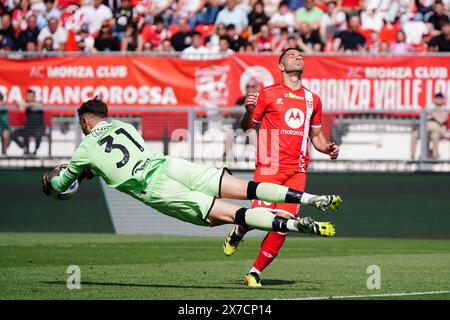 Monza, Italia. 19 maggio 2024. Michele Cerofolini (Frosinone calcio) e Gianluca Caprari (AC Monza) durante AC Monza vs Frosinone calcio, partita di serie A italiana a Monza, 19 maggio 2024 Credit: Independent Photo Agency/Alamy Live News Foto Stock