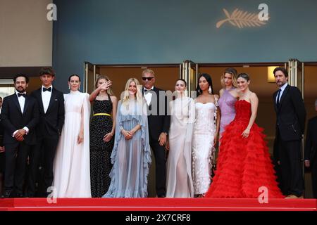 19 maggio 2024, Cannes, Costa azzurra, Francia: Hayes Costner, Alejandro Edda, Jena Malone, Georgia MacPhail, Sienna Miller, Kevin Costner, WasÃ © Chief, Luke Wilson, Ella Hunt, Abbey Lee Kershaw e Isabelle Fuhrman partecipano alla proiezione "Horizon: an American Saga" al 77° Festival annuale di Cannes al Palais des Festivals di Cannes, Francia (Credit Image: © Mickael Chavet/ZUMA Press Wire) SOLO PER USO EDITORIALE! Non per USO commerciale! Foto Stock