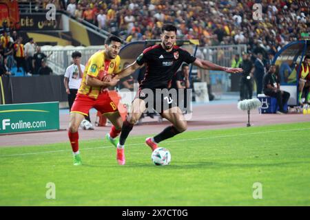 Rades, Tunisi, Tunisia. 18 maggio 2024. Mohamed Abdelmoneim (24) dell'al Ahly SC in azione con l'Houssem TKA durante l'ultima partita di andata del club dei campioni africani CAF. Esperance sportive de Tunis (EST) contro al Ahly dell'Egitto allo stadio Rades. (Immagine di credito: © Chokri Mahjoub/ZUMA Press Wire) SOLO PER USO EDITORIALE! Non per USO commerciale! Foto Stock