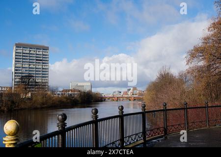 Glasgow Scozia: 12 febbraio 2024: Appartamenti Adelphi Street sul fiume clyde con vista del sole mattutino da Glasgow Green Foto Stock