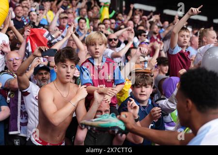 Tifosi dell'Aston Villa durante la partita di Premier League al Selhurst Park di Londra. Data foto: Domenica 19 maggio 2024. Foto Stock