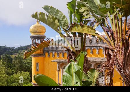 Il padiglione caffè e il belvedere presso il Palazzo pena o il castello storico di Palácio da pena a Sintra, Portogallo. Il castello da favola è considerato uno dei più bei esempi di architettura romanticistica portoghese del XIX secolo al mondo. Foto Stock