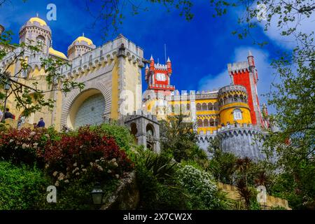 La porta dell'Alhambra, la torre dell'orologio rossa e la residenza reale del Palácio da pena o castello storico di Palácio da pena a Sintra, Portogallo. Il castello da favola è considerato uno dei più bei esempi di architettura romanticistica portoghese del XIX secolo al mondo. Foto Stock