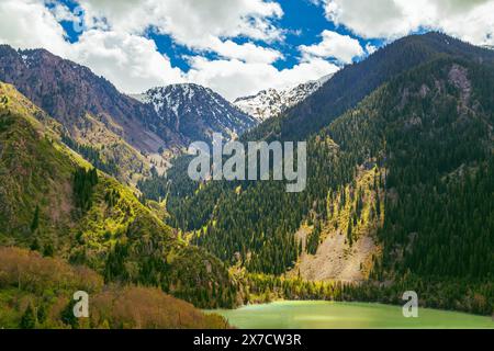 Pittoresco lago di montagna Issyk in Kazakistan. Vista panoramica sul lago. Riserva naturale. Foto Stock