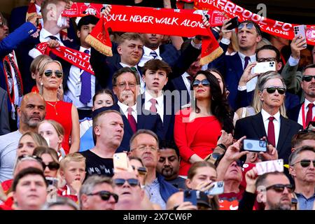 Il proprietario del Liverpool John Henry (centrofila, a destra), sua moglie Linda Pizzuti Henry, Tom Werner il presidente del Liverpool e sua moglie Jennifer Ashton in piedi davanti alla partita di Premier League ad Anfield, Liverpool. Data foto: Domenica 19 maggio 2024. Foto Stock