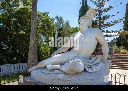 Achille morente, la famosa statua nei giardini del Palazzo Achilleion a Corfù, in Grecia, raffigurante l'eroe greco agonizzante, pochi istanti prima di morire Foto Stock