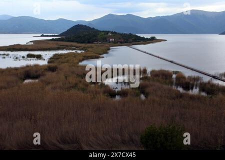 Agios Achilios, una piccola isola sul lago Prespa Foto Stock