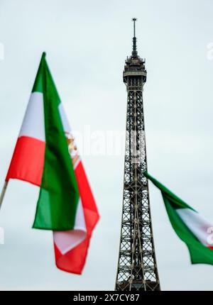 Vecchia bandiera iraniana (bandiera iraniana sotto l'ex regime Shah) e Torre Eiffel sullo sfondo. Dimostrazione a Parigi, Francia. Foto Stock