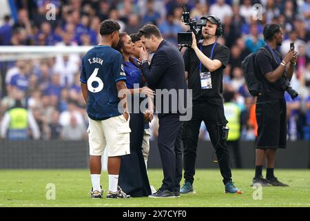 Il manager del Chelsea Mauricio Pochettino (centro) parla con la famiglia di Thiago Silva dopo il fischio finale della partita di Premier League allo Stamford Bridge di Londra. Data foto: Domenica 19 maggio 2024. Foto Stock