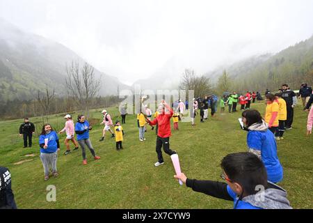 Tarbes, Francia. 19 maggio 2024. © BASTIEN ARBERET/MAXPPP - 19/05/2024 RELAIS DE LA FLAMME OLYMPIQUE JEUX OLYMPIQUES PARIGI 2024 ETAPE 11 HAUTES-PYRENEES AU CIRQUE DE GAVARNIE Relayeur : Michel Guillot Pyrenees Francia, 17 maggio 2024 staffetta della torcia olimpica. *** Didascalia locale *** credito: MAXPPP/Alamy Live News Foto Stock