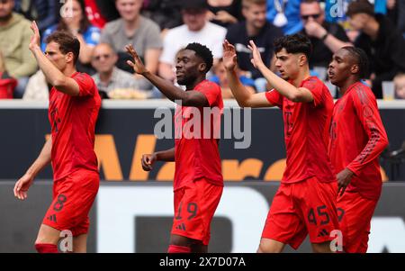 SINSHEIM, GERMANIA - 18 MAGGIO: Alphonso Davies del Bayern Muenchen festeggia il gol 0:2 con Leon Goretzka del Bayern Muenchen Mathys Tel del Bayern Muenchen e Aleksandar Pavlovic del Bayern Muenchen durante la partita di Bundesliga tra TSG Hoffenheim e FC Bayern München al PreZero-Arena il 18 maggio 2024 a Sinsheim, Germania. © diebilderwelt / Alamy Stock Foto Stock