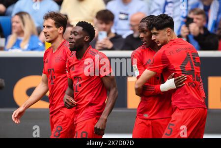 SINSHEIM, GERMANIA - 18 MAGGIO: Alphonso Davies del Bayern Muenchen festeggia il gol 0:2 con Leon Goretzka del Bayern Muenchen Mathys Tel del Bayern Muenchen e Aleksandar Pavlovic del Bayern Muenchen durante la partita di Bundesliga tra TSG Hoffenheim e FC Bayern München al PreZero-Arena il 18 maggio 2024 a Sinsheim, Germania. © diebilderwelt / Alamy Stock Foto Stock