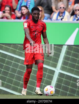 SINSHEIM, GERMANIA - 18 MAGGIO: Alphonso Davies del Bayern Muenchen corre con un pallone durante la partita di Bundesliga tra TSG Hoffenheim e FC Bayern München al PreZero-Arena il 18 maggio 2024 a Sinsheim, Germania. © diebilderwelt / Alamy Stock Foto Stock