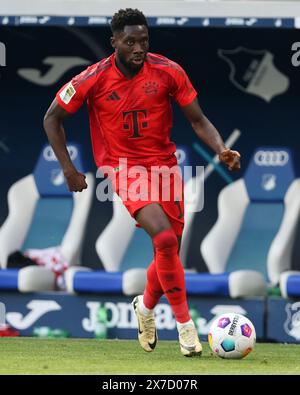SINSHEIM, GERMANIA - 18 MAGGIO: Alphonso Davies del Bayern Muenchen corre con un pallone durante la partita di Bundesliga tra TSG Hoffenheim e FC Bayern München al PreZero-Arena il 18 maggio 2024 a Sinsheim, Germania. © diebilderwelt / Alamy Stock Foto Stock