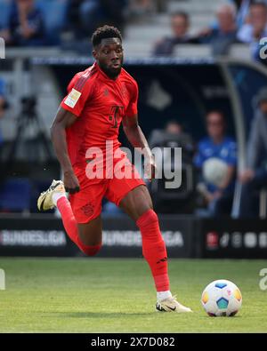 SINSHEIM, GERMANIA - 18 MAGGIO: Alphonso Davies del Bayern Muenchen corre con un pallone durante la partita di Bundesliga tra TSG Hoffenheim e FC Bayern München al PreZero-Arena il 18 maggio 2024 a Sinsheim, Germania. © diebilderwelt / Alamy Stock Foto Stock