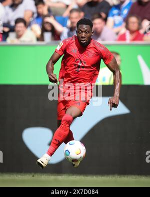 SINSHEIM, GERMANIA - 18 MAGGIO: Alphonso Davies del Bayern Muenchen corre con un pallone durante la partita di Bundesliga tra TSG Hoffenheim e FC Bayern München al PreZero-Arena il 18 maggio 2024 a Sinsheim, Germania. © diebilderwelt / Alamy Stock Foto Stock