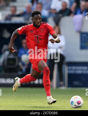 SINSHEIM, GERMANIA - 18 MAGGIO: Alphonso Davies del Bayern Muenchen corre con un pallone durante la partita di Bundesliga tra TSG Hoffenheim e FC Bayern München al PreZero-Arena il 18 maggio 2024 a Sinsheim, Germania. © diebilderwelt / Alamy Stock Foto Stock