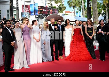 Cannes, Francia. 19 maggio 2024. Cannes, 77° Festival di Cannes 2024, Red Carpet “Horizon: An American Saga” nella foto: Isabelle Fuhrman, Ella Hunt, Georgia MacPhail, Sienna Miller, Kevin Costner, Abbey Lee Kershaw, Jena Malone, Hayes Costner, Alejandro Edda Credit: Independent Photo Agency/Alamy Live News Foto Stock