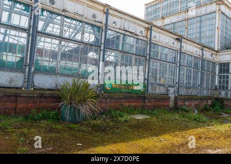 Great Yarmouth, Inghilterra – 17 maggio 2024: Vista laterale fatiscente dei giardini invernali di Great Yarmouth, Regno Unito, con logo Foto Stock