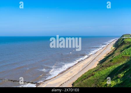 Vista della spiaggia di Trimingham a North Norfolk, Regno Unito, dalla cima delle scogliere Foto Stock