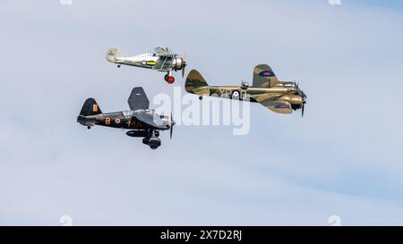 Gloster Gladiator, Westland Lysander & Bristol Blenheim, in volo al Best of British Airshow tenutosi a Shuttleworth il 12 maggio 2024. Foto Stock