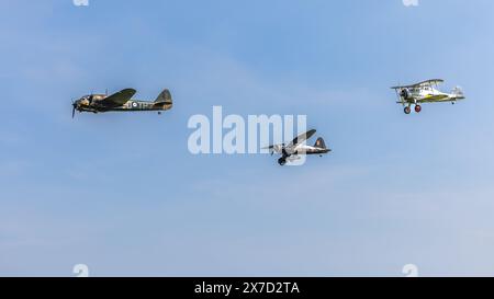 Gloster Gladiator, Westland Lysander & Bristol Blenheim, in volo al Best of British Airshow tenutosi a Shuttleworth il 12 maggio 2024. Foto Stock