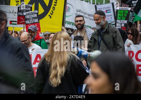 Londra, Regno Unito. 18 maggio 2024. Il fotoreporter palestinese Motaz Azaiza (c) partecipa a una manifestazione nazionale per celebrare il 76° anniversario della Nakba. Il giorno Nakba, il 15 maggio, commemora lo sfollamento di massa e l'espropriazione di una maggioranza del popolo palestinese e la distruzione della società palestinese nel 1948. Crediti: Mark Kerrison/Alamy Live News Foto Stock