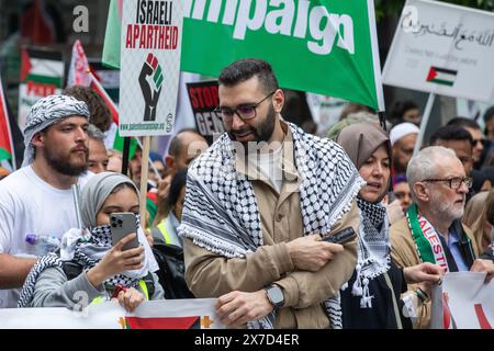 Londra, Regno Unito. 18 maggio 2024. Il fotoreporter palestinese Motaz Azaiza (c) e Jeremy Corbyn (r) partecipano a una manifestazione nazionale per celebrare il 76° anniversario della Nakba. Il giorno Nakba, il 15 maggio, commemora lo sfollamento di massa e l'espropriazione di una maggioranza del popolo palestinese e la distruzione della società palestinese nel 1948. Crediti: Mark Kerrison/Alamy Live News Foto Stock