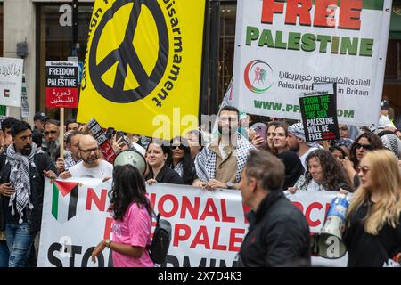 Londra, Regno Unito. 18 maggio 2024. Il fotoreporter palestinese Motaz Azaiza (c) partecipa a una manifestazione nazionale per celebrare il 76° anniversario della Nakba. Il giorno Nakba, il 15 maggio, commemora lo sfollamento di massa e l'espropriazione di una maggioranza del popolo palestinese e la distruzione della società palestinese nel 1948. Crediti: Mark Kerrison/Alamy Live News Foto Stock