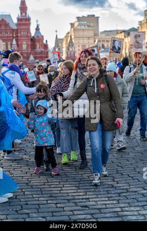 Mosca, Russia - 9 maggio 2022: Reggimento immortale il giorno della Vittoria il 9 maggio, quando le persone vanno a colonna e portano striscioni con ritratti del loro relativ Foto Stock