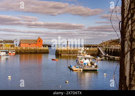 Rockport, Massachusetts, Stati Uniti - 21 febbraio 2024: Lo storico villaggio di pescatori di Rockport, Massachusetts, è una popolare destinazione turistica. Il motivo 1 è un rosso iconico Foto Stock