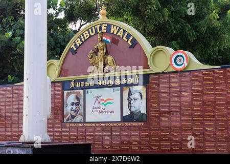 Muro di tributo con targhe commemorative dei combattenti per la libertà a Gandhi-Nehru Thidal a Pondicherry Foto Stock