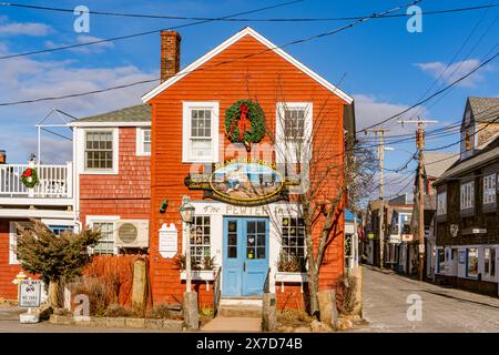 Rockport, Massachusetts, Stati Uniti - 21 febbraio 2024: Edificio rosso brillante sulla strada principale della sezione Bearskin Neck dello storico villaggio di pescatori di Rockport, M Foto Stock