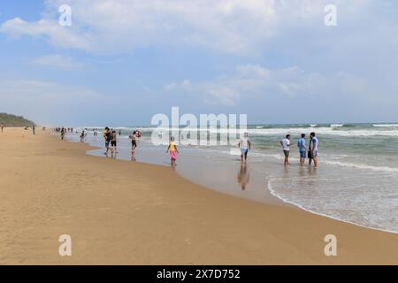 Turisti che si divertono a Eden Beach - Spiaggia bandiera Blu a Pondicherry Foto Stock