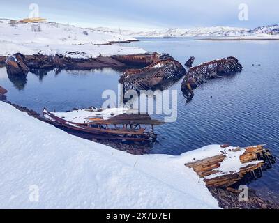 Il cimitero delle navi affondate a Teriberka nella regione di Murmansk in Russia, sulla costa del Mare di Barents. Foto Stock