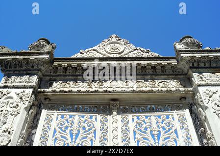 Primo piano della porta del Palazzo Küçüksu di Istanbul. Vista dal basso verso l'alto della recinzione e delle porte in metallo con splendidi ornamenti barocchi Foto Stock