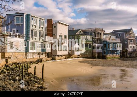 Rockport, Massachusetts, Stati Uniti - 21 febbraio 2024: Edifici colorati nello storico villaggio di pescatori di Rockport, Massachusetts, è una popolare destinazione turistica del wisconsin Foto Stock