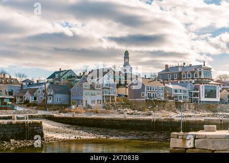 Rockport, Massachusetts, Stati Uniti - 21 febbraio 2024: Edifici colorati nello storico villaggio di pescatori di Rockport, Massachusetts, è una popolare destinazione turistica del wisconsin Foto Stock