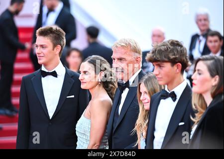 Cannes, Francia. 19 maggio 2024. Lily Costner, Hayes Logan Costner, Grace Avery Costner, Kevin Costner, Cayden Wyatt Costner e Annie Costner partecipano al Red Carpet "Horizon: An American Saga" al 77° Festival annuale di Cannes al Palais des Festivals il 19 maggio 2024 a Cannes, Francia. Credito: Live Media Publishing Group/Alamy Live News Foto Stock