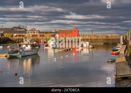 Rockport, Massachusetts, Stati Uniti - 21 febbraio 2024: Lo storico villaggio di pescatori di Rockport, Massachusetts, è una popolare destinazione turistica. Il motivo 1 è un rosso iconico Foto Stock