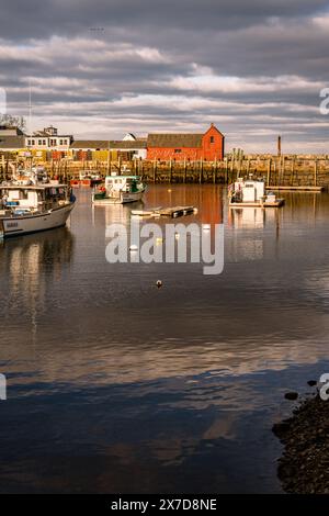 Rockport, Massachusetts, Stati Uniti - 21 febbraio 2024: Lo storico villaggio di pescatori di Rockport, Massachusetts, è una popolare destinazione turistica. Il motivo 1 è un rosso iconico Foto Stock