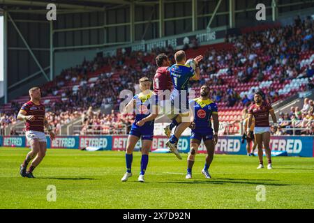 St Helens, Merseyside, Regno Unito. 19 maggio 2024. Betfred Challenge Cup Rugby: Huddersfield Giants vs Warrington Wolves al Totally Wicked Stadium. Matt Dufty e LEROY CUDJOE si battono per la palla alta. Credito James Giblin Photography/Alamy Live News. Foto Stock