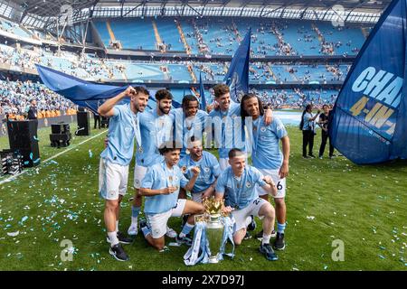 La squadra del Manchester City si posa di fronte al trofeo Barclays Premier League e festeggia di fronte ai propri tifosi dopo la partita di Premier League Manchester City vs West Ham United all'Etihad Stadium, Manchester, Regno Unito, 19 maggio 2024 (foto di Mark Cosgrove/News Images) Foto Stock