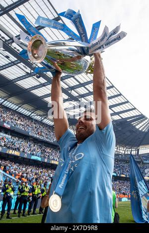 Rúben Dias del Manchester City solleva il trofeo Barclays Premier League e celebra di fronte ai suoi tifosi dopo la partita di Premier League Manchester City vs West Ham United all'Etihad Stadium, Manchester, Regno Unito, 19 maggio 2024 (foto di Mark Cosgrove/News Images) Foto Stock