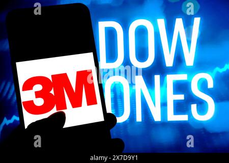 In questa immagine, un logo 3M visualizzato su uno smartphone con il logo Dow Jones sullo sfondo. Foto Stock