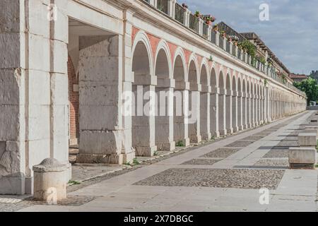 La loggia funge da spazio intermedio tra l'esterno e l'interno e si trova principalmente in residenze nobiliari ed edifici pubblici Foto Stock