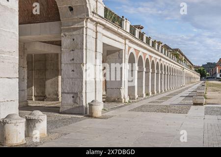 La loggia è la galleria di colonne che circonda un edificio, o parte di esso Foto Stock