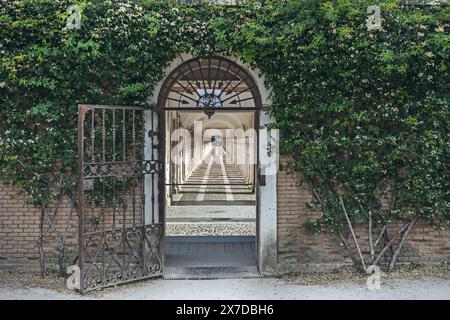 Un portico è una galleria di archi o colonne intorno a un patio o piazza, o di fronte a un edificio Foto Stock